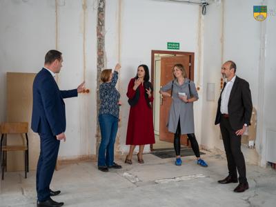 Wizyta Posłanki Renaty Rak w Gminnym Ośrodku Kultury w Tychowie. Zdjęcie wykonanano podczas remontu pomieszczenia w GOK-u. 