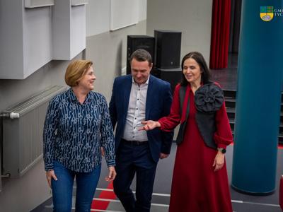 Wizyta Posłanki Renaty Rak w Gminnym Ośrodku Kultury w Tychowie. . Na zdjęciu Posłanka Renata Rak, Burmistrz Tychowa Robert Falana, Dyrektorka GOK-u Lucyna Michalak w sali kinowej Gminnego Ośrodka Kultury w Tychowie.