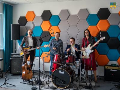 Wizyta Posłanki Renaty Rak w Gminnym Ośrodku Kultury w Tychowie. Na zdjęciu Posłanka Renata Rak, Burmistrz Tychowa Robert Falana, Dyrektorka GOK-u Lucyna Michalak oraz Zastępca Burmistrza Jacek MAcinkowski. Zdjęcie wykonano w sali muzycznej.