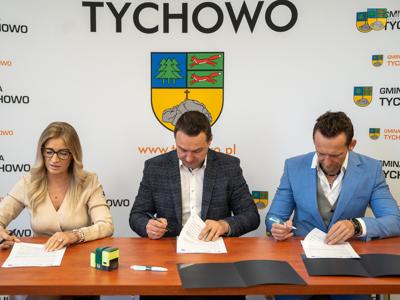 Zdjęcie wykonano podczas podpisywania umowy na opracowanie dokumentacji projektowej ścieżki pieszo-rowerowej w Gminie Tychowo.