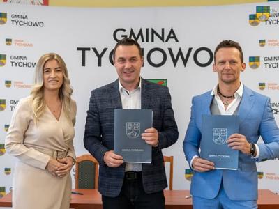 Na zdjęciu Burmistrz Tychowa Robert Falana, Skarbnik Gminy Beaty Sempołowicz oraz Łukasz Daglis - wykonanwca.