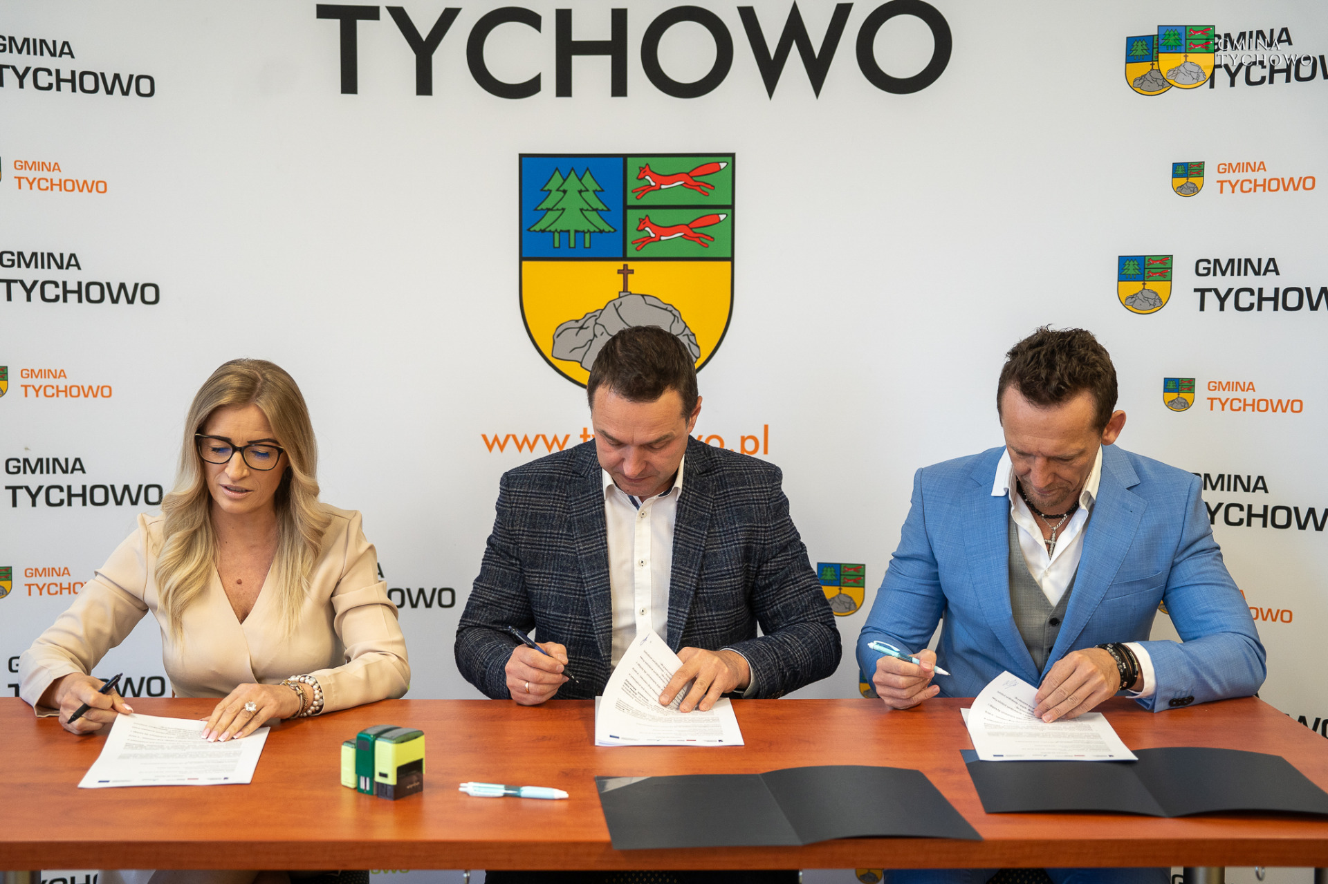 Zdjęcie wykonano podczas podpisywania umowy na opracowanie dokumentacji projektowej ścieżki pieszo-rowerowej w Gminie Tychowo.