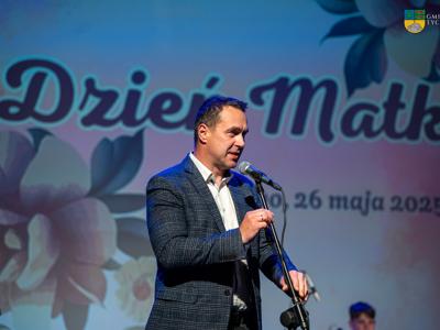 Zdjęcie wykonano podczas koncertu z okazji Dnia Matki w Gminnym Ośrodku Kultury w Tychowie - na zdjęciu Burmistrz Tychowa podczas przemówienia.