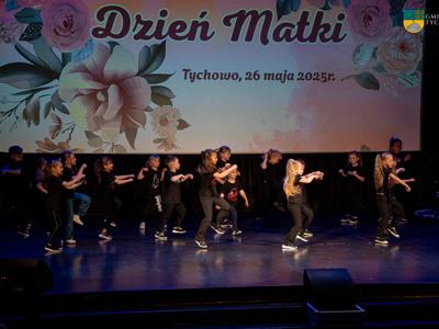 Zdjęcie wykonano podczas koncertu z okazji Dnia Matki w Gminnym Ośrodku Kultury w Tychowie - dzieci tańczą.