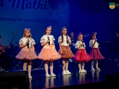 Zdjęcie wykonano podczas koncertu z okazji Dnia Matki w Gminnym Ośrodku Kultury w Tychowie - na zdjęciu dzieci śpiewają.
