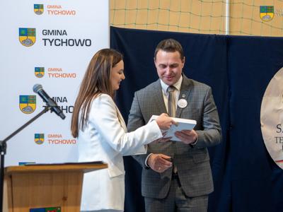 Zdjęcie wykonano podczas obchodów 35-lecia Samorządu Terytorialnego. Przewodnicząca Rady Miejskiej wręcza podziękowania dla Burmistzra Tychowa Roberta Falany.