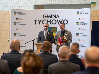Zdjęcie wykonano podczas obchodów 35-lecia Samorządu Terytorialnego. Na zdjęciu Starosta Paweł Wiśniewski oraz Przewodniczący Rady Powiatu Michał Walkusz, podczas przemówienia.