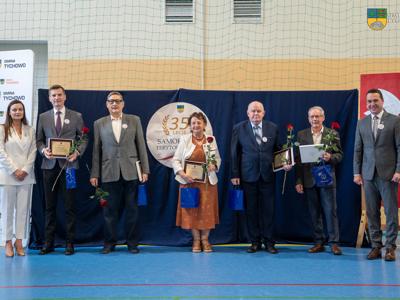 Zdjęcie wykonano podczas obchodów 35-lecia Samorządu Terytorialnego. Na zdjęciu wręczono podziękowania dla byłych Przewodniczących Rady Gminy i Rady Miejskiej w Tychowie.