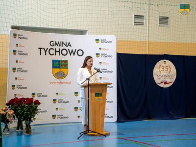 Zdjęcie wykonano podczas obchodów 35-lecia Samorządu Terytorialnego. Na zdjęciu Alicja Zając - Przweodnicząca Rady Miejskiej w Tychowie prowadzi uroczystość.