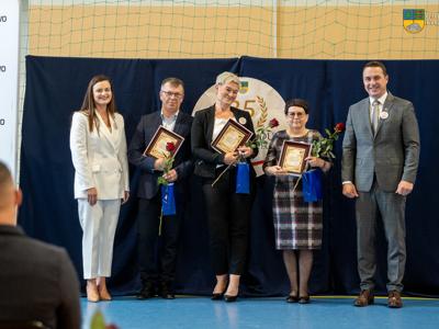Zdjęcie wykonano podczas obchodów 35-lecia Samorządu Terytorialnego. Na zdjęciu Burmistrz Tychowa Robert Falana, ustępujący Sołtys Sołectwa Bukówko Artur Rynkun, nowo wybrany Sołtys Robert Smolarski oraz Przewodnicząca Rady Miejskiej Alicja Zając.