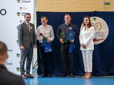 Zdjęcie wykonano podczas obchodów 35-lecia Samorządu Terytorialnego. Na zdjęciu Burmistrz Tychowa Robert Falana, ustępujący Sołtys Sołectwa Bukówko Artur Rynkun, nowo wybrany Sołtys Robert Smolarski oraz Przewodnicząca Rady Miejskiej Alicja Zając.