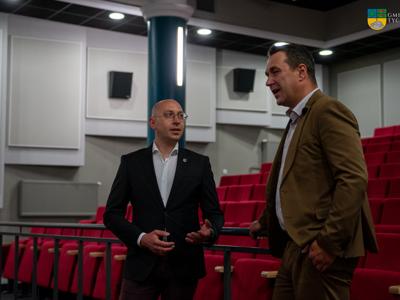 Wicemarszałek Województwa Zachodniopomorskiego Jakub Kowalik oraz Burmistrz Tychowa Robert Falana w sali kinowej Gminnego Ośrodka Kultury w Tychowie.