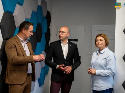 Wicemarszałek Województwa Zachodniopomorskiego Jakub Kowalik, Burmistrz Tychowa Robert Falanaoraz Dyreltorka GOK-U Lucyna Michalak podczas rozmów w sali muzycznej Gminnego Ośrodka Kultury w Tychowie. 