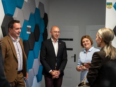 Wicemarszałek Województwa Zachodniopomorskiego Jakub Kowalik, Burmistrz Tychowa Robert Falanaoraz Dyreltorka GOK-U Lucyna Michalak podczas rozmów w sali muzycznej Gminnego Ośrodka Kultury w Tychowie. 
