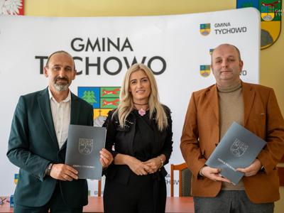 Na zdjęciu Zastępca Burmistrza Tychowa Jacek Marcinkowski, Skarbnik GminyBeata Sempołowicz oraz wykonawca Prezes Zarządu Piotr Indyk