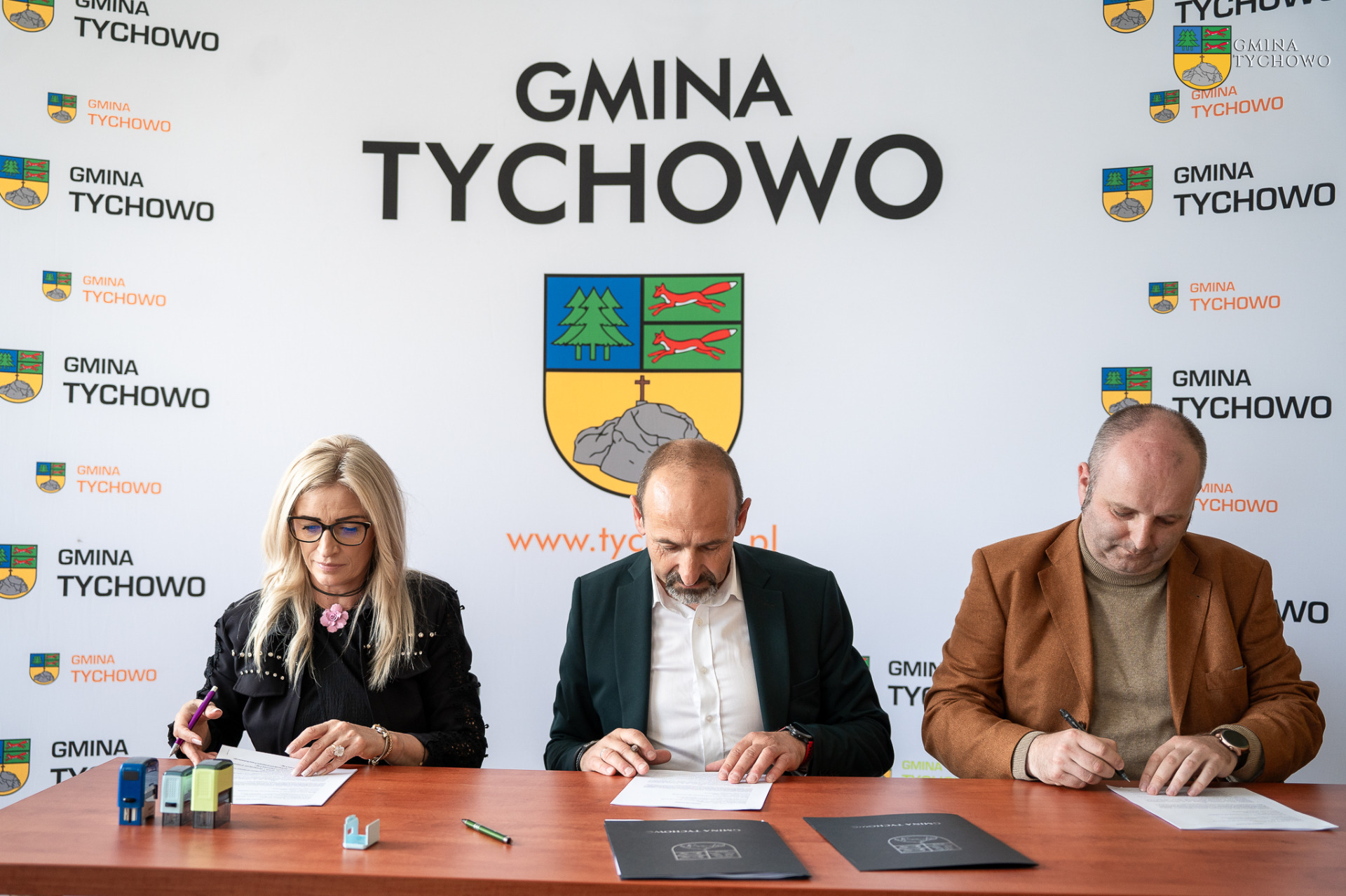Na zdjęciu Zastępca Burmistrza Tychowa Jacek Marcinkowski, Skarbnik GminyBeata Sempołowicz oraz wykonawca Prezes Zarządu Piotr Indyk podczas podpisanie umowy na zadania wymienione w artykule,