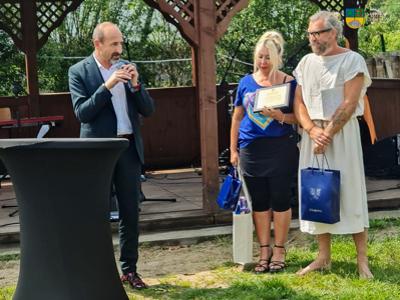 Zdjęcie wykonano podczas julileuszy stowarzyszenia ECCE HOMO. Na zdjęciu Zastępca Burmistrza Tychowa gratuluje jubileuszu przedstawicielom stowarzyszenia Agnieszce i Wojciechowi Węglowskim..