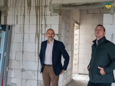 Burmistrz Tychowa Robert Falana oraz Zastępca Burmistrza Jacek Marcinkowski, odwiedzili plac budowy w Kowalkach.