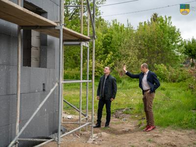 Burmistrz Tychowa Robert Falana oraz Zastępca Burmistrza Jacek Marcinkowski, odwiedzili plac budowy w Kowalkach.