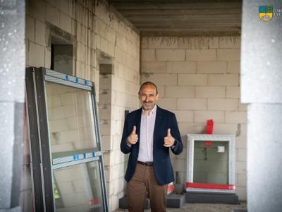 Na zdjęciu Zastępca Burmistrza Jacek Marcinkowski, podczas odwiedzin na placu budowy w Kowalkach