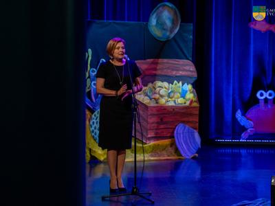 uroczyste podsumowanie roku artystycznego 2024/2025 - Na zdjęciu Dyrektora GOK-u Lucyna Michalak podczas przemówienia. 