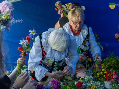 Zdjęcie wykonano podczas plecenia wianków przez uczestników