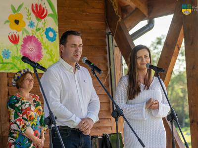 Na zdjęciu Burmistrz Tychowa Robert Falana wraz z Alicją Zając Przewodniczącą RM w Tychowie podczas przemówienia. 
