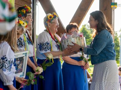 Na zdjęciu podziękowania dla Dobrowianek za jubileusz 15-lecia działalności od Dyrektor SP Dobrowo Wiolettę Szwec.