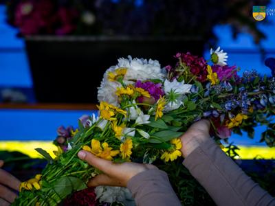Zdjęcie wykonano podczas plecenia wianków przez uczestników