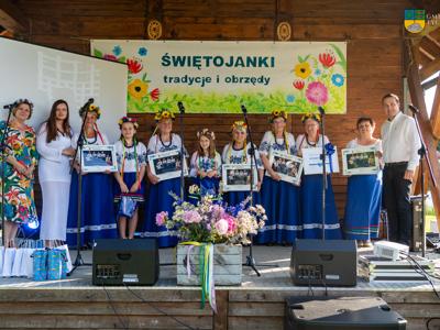 Zespół Ludowy z Dobrowa obchodzący swoje 15-lecie działalności artystycznej.