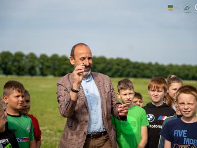 Na zdjęciu Zastępca Burmistrza Jacek Marcinkowski rzuca rzutką w tarczę. 