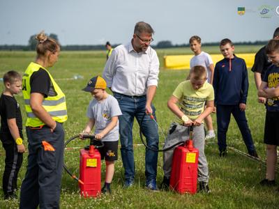 Na zdjęciu dzieci biorące udział w konkurencji.