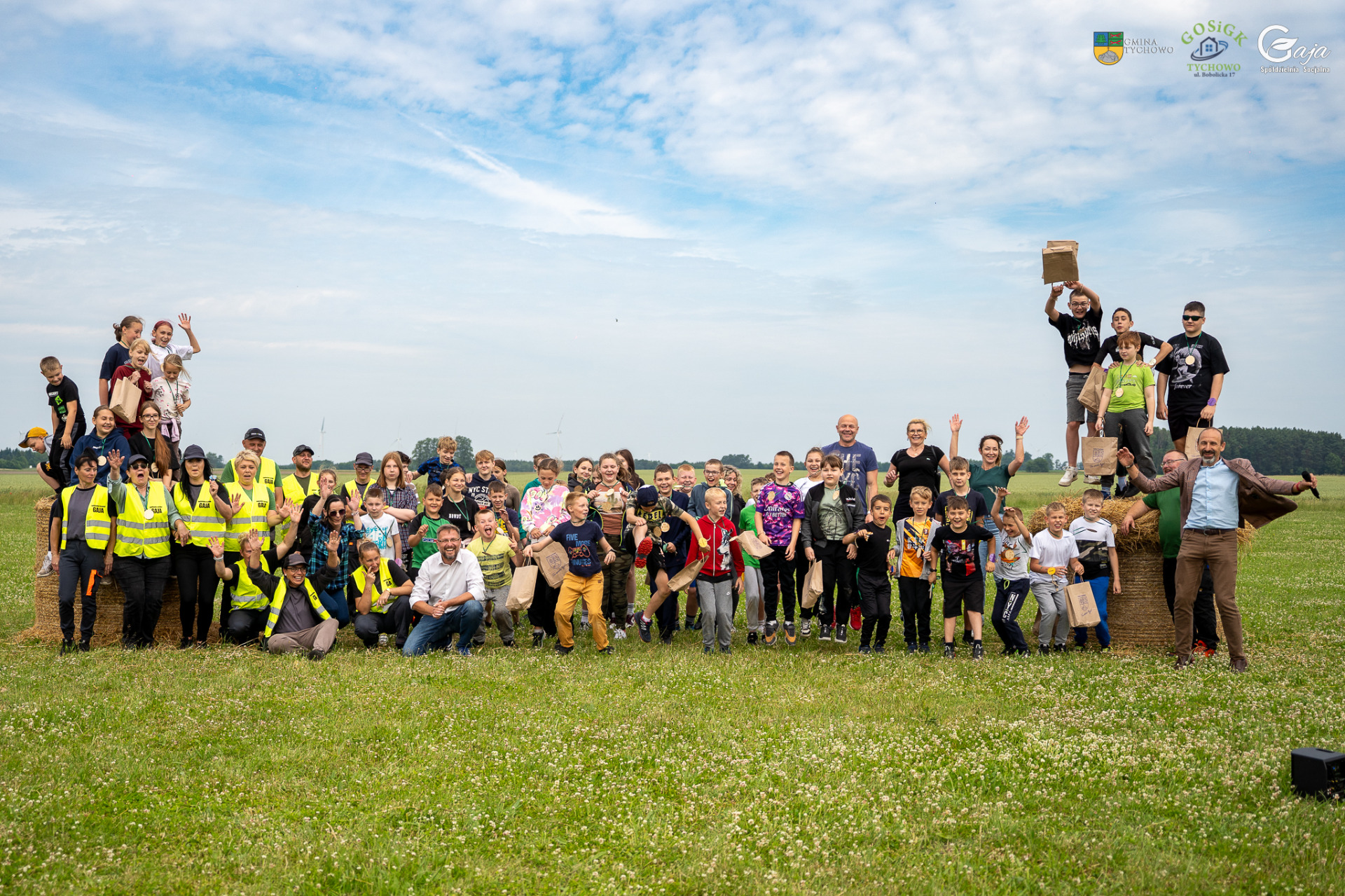 Na zdjęciu grupowym dzieci wraz z organizatorami Survival Kids.
