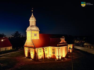 Iluminacja Kościoła M. B. Wspomożenia Wiernych w Tychowie, zdjęcie wykonano po zapadnięciu zmroku. 