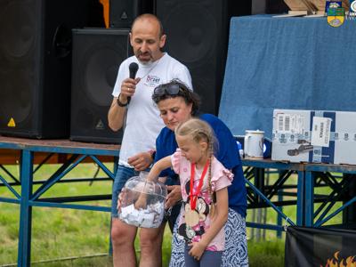 Na zdjeciu Anna Sokołowska, Zastępca Burmistrza Jacek Marcinkowski oraz dziewczyna wybierająca los.