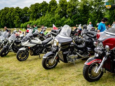 Na zdjęciu znajdują się motory uczestników imprezy. 