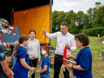 Na zdjęciu Burmistrz Tychowa Robert Falana oraz Anna Sokołowska wręczają medale.