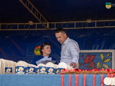 Naz zdjęciu Burmistrz Tyhowa oraz Anna Sokołowska na scenie - rozmawiają.