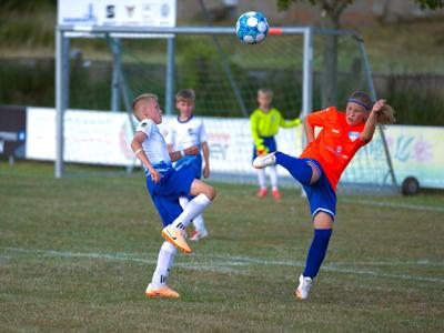 Na zdjeciu chłopcy z klubu sportowego Głaz Tychowo grają mecz piłki nożnej podczas Międzynarodowego Festiwalu Letniego w Chemnitz.