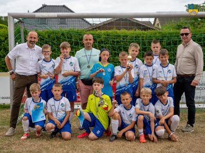 Na zdjęciu dzieci z klubu sportowego Głaz Tychowo podczas Festiwalu Letniego w Chemnitz wraz z Burmistrzem Tychowa Robertem Falną, Zastępcą Burmistrza Jackiem Marcinkowskim oraz Adamem Jankowskim.