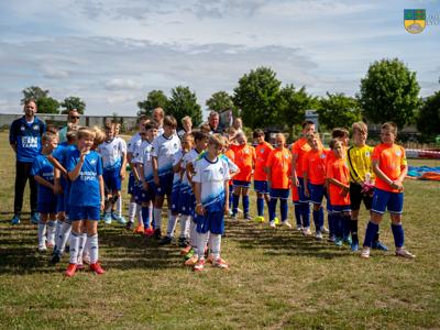 Na zdjeciu dzieci klubów sportowych biorących udział w turnieju. 