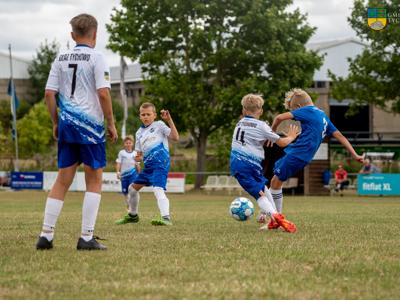 Na zdjęciu dzieci z klubu sportowego Głaz Tychowo podczas Festiwalu Letniego w Chemnitz - podczas turnieju.