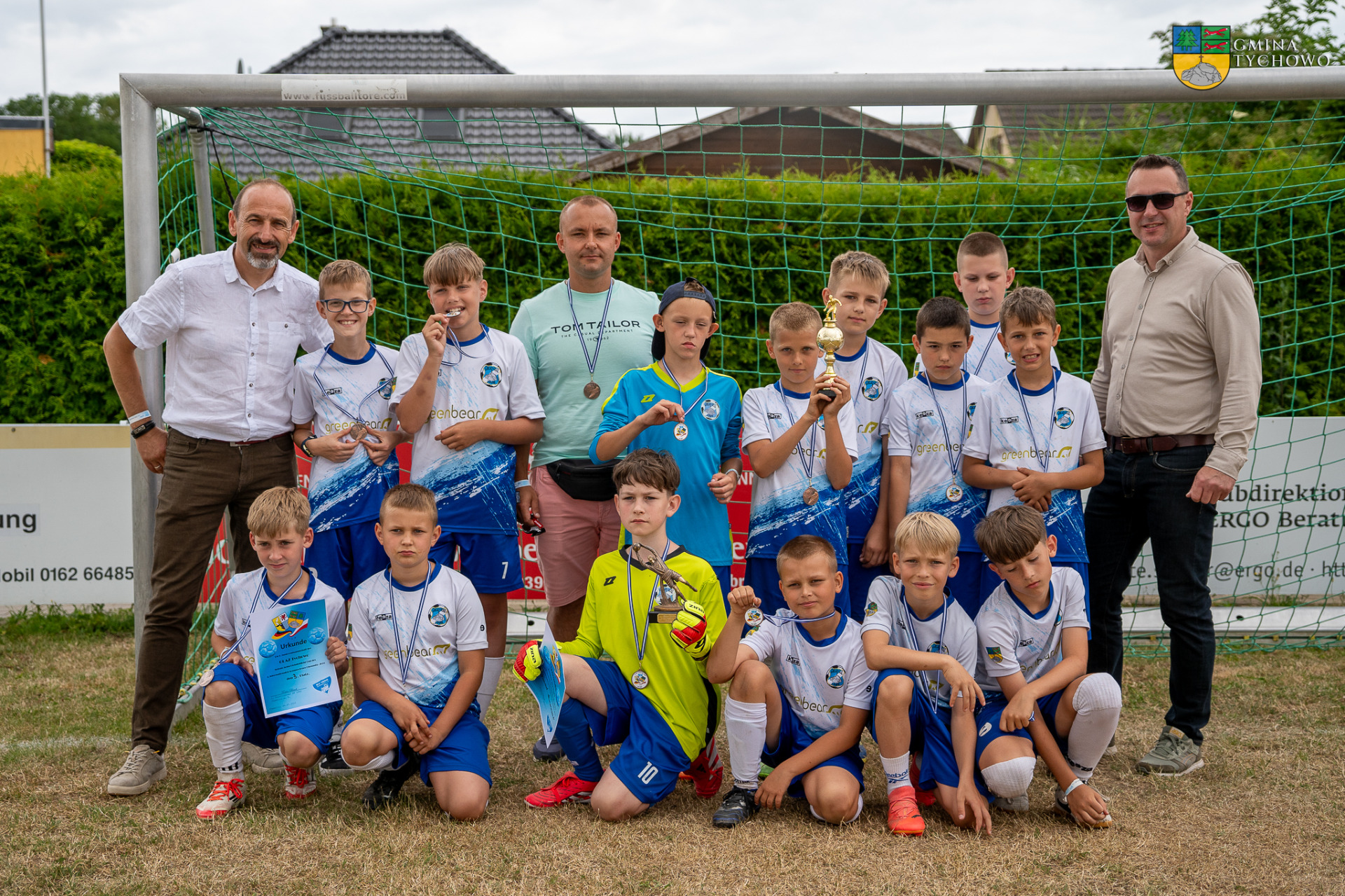 Na zdjęciu dzieci z klubu sportowego Głaz Tychowo podczas Festiwalu Letniego w Chemnitz wraz z Burmistrzem Tychowa Robertem Falną, Zastępcą Burmistrza Jackiem Marcinkowskim oraz Adamem Jankowskim.