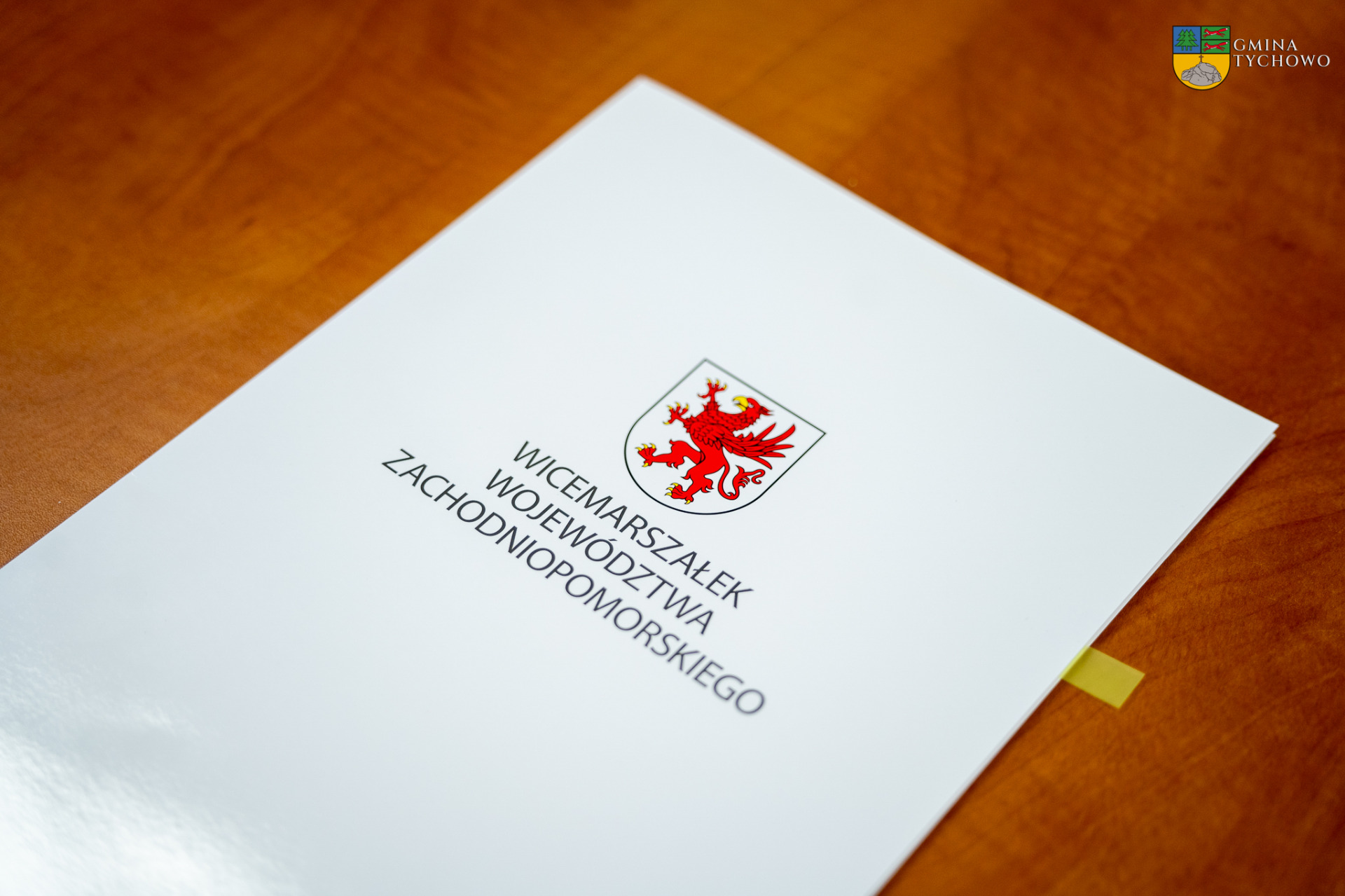 Na zdjęciu biała teczka z Herb województwa zachodniopomorskiego. 