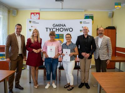 Na zdjęciu od lewej Burmistrz Tychowa Robert Falana, Skarbnik Gminy Beata Sempołowicz, Sołtys Smęcina Renata Mazurkiewicz, Sołtys Czarnkowa Ewa Kaźmierczak, Wicemarszałek Woj, Zachodnipomorskiego Jakub Kowalik oraz Zastępca Burmistrza Jacek Marcinkowski.