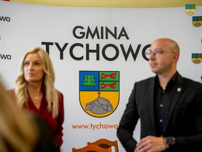 Na zdjęciu Skarbnik Gminy Beata Sempołowicz oraz Wicemarszałek Woj, Zachodnipomorskiego Jakub Kowalik.