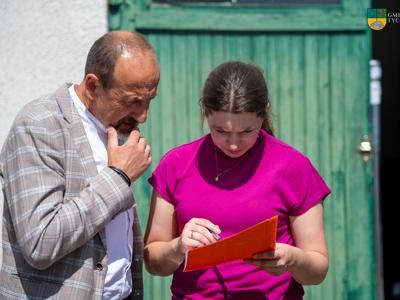 Na zdjęciu Zastępca Burmistrza Jacek Macinkowski oraz Barbara Krawczyk pracownik UM w Tychowie.