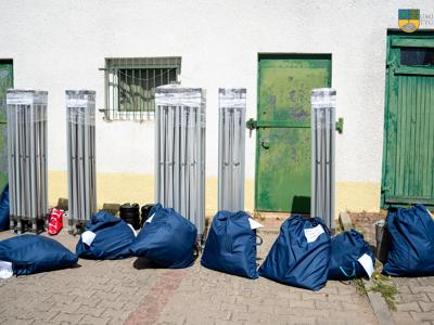 Na zdjęciu nowe namioty, które będą służyć mieszkańcom podczas lokalnych imprez, festynów, pikników oraz wydarzeń kulturalnych i integracyjnych. 