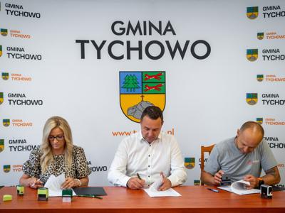 Na zdjęciu Burmistrz Tychowa Robert Falana, Skarbnik Gminy Beaty Sempołowicz oraz Wykonawca Grzegorz Strzelecki.– Pracownia projektowa