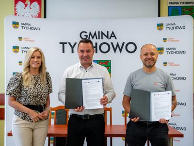 Na zdjęciu Burmistrz Tychowa Robert Falana, Skarbnik Gminy Beaty Sempołowicz oraz Wykonawca Grzegorz Strzelecki.– Pracownia projektowa 